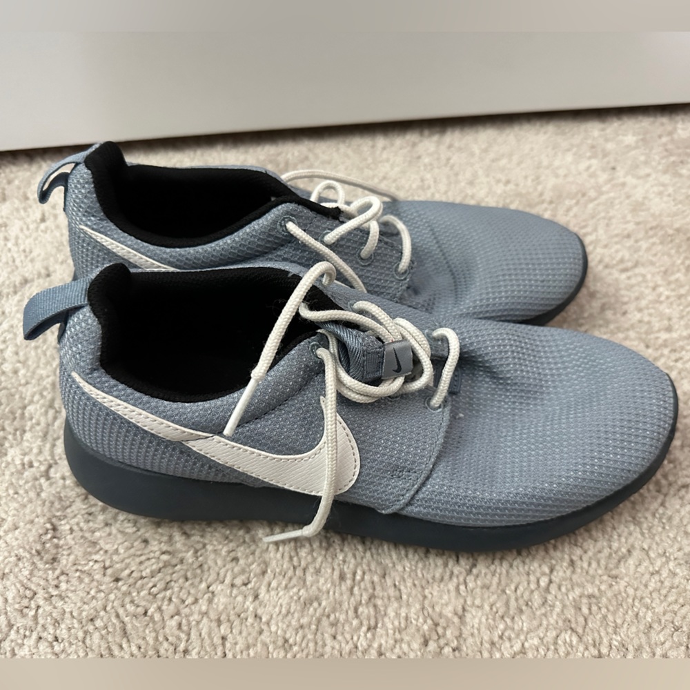 Nike Roshe Run Size 6